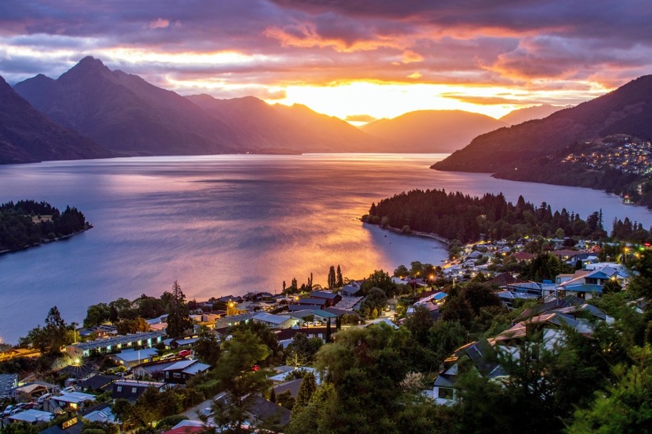Widok na jezioro Wakatipu w Nowej Zelandii /Shutterstock