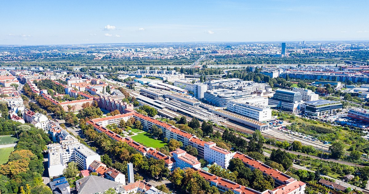 Widok na Karl-Marx-Hof. Choć w pierwszej chwili w oczy rzuca się fragment budynku w centralnej częsci zdjęcia, to patrząc również na drugą część w lewym górnym rogu widać niesamowitą długość budynku /Kasa Fue/CC BY-SA 4.0 /Wikipedia