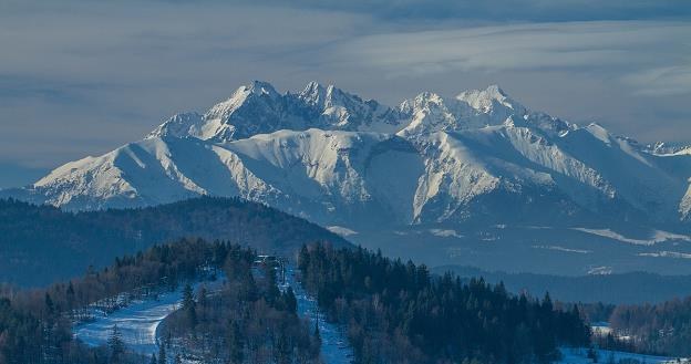 Widok na kolej na Palenicy w Szczawnicy, w tle Tatry. Fot. PKL /Informacja prasowa