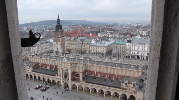 Widok na krakowski Rynek Główny z wieży Kościoła Mariackiego /Jacek Skóra /Archiwum RMF FM