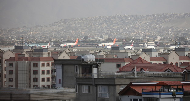 Widok na lotnisko w Kabulu. Ze stolicy kraju usiłuje uciec wielu Afgańczyków. /STRINGER /PAP/EPA