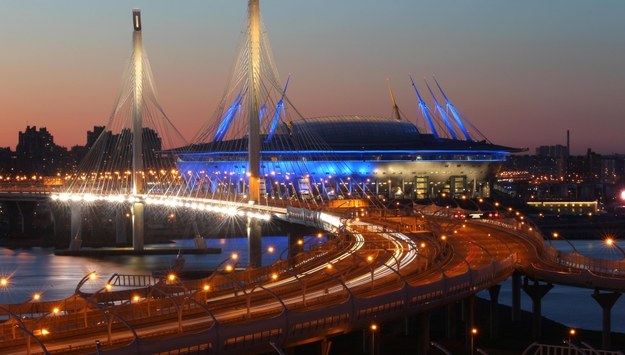 Widok na most wantowy na zachodniej obwodnicy miasta i na stadion Zenit Arena w Petersburgu /Petr Kovalev /PAP/EPA