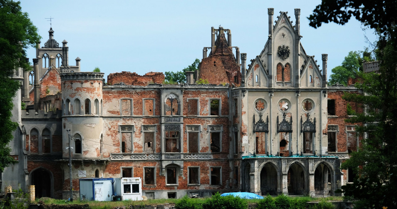 Widok na Pałac w Kopicach od strony jeziora /PRZEMYSLAW WIERZCHOWSKI/REPORTER /East News