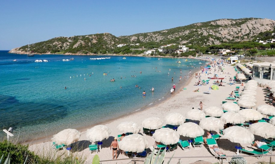 Widok na plażę Spiaggia del Grande Pevero w pobliżu Porto Paglia na Sardynii /Lech Muszyński /PAP