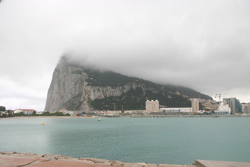 Widok na plażę zachodnią i pas startowy. W tle Skała Gibraltarska /Michael Coté/CC BY 2.0 /Wikimedia