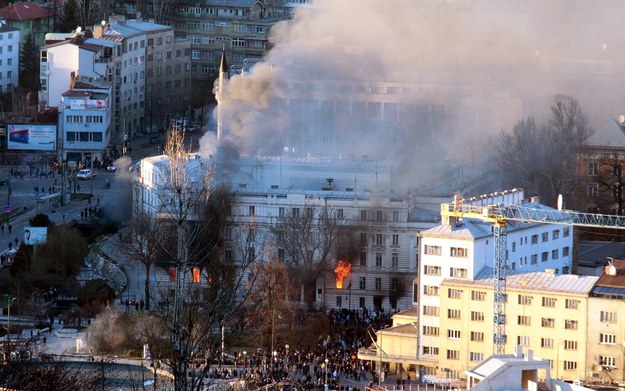 Widok na płonące budynki w Sarajewie /STR /PAP/EPA