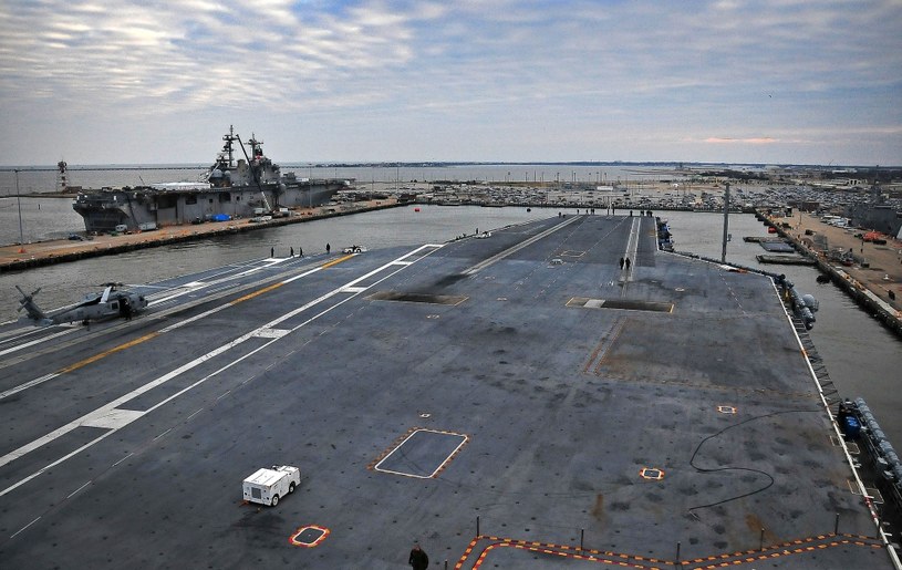 Widok na pokład startowy lotniskowca typu Nimitz z mostka /Getty Images/Flash Press Media