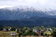 Widok na przyprószone śniegiem Tatry Wysokie 