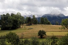 Widok na przyprószone śniegiem Tatry Wysokie 