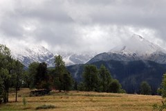 Widok na przyprószone śniegiem Tatry Wysokie 