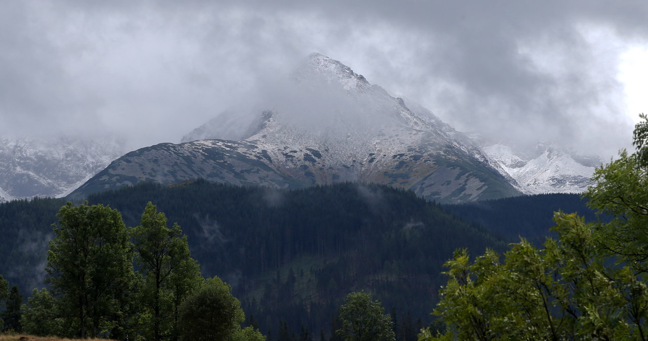 Widok na przyprószone śniegiem Tatry Wysokie 