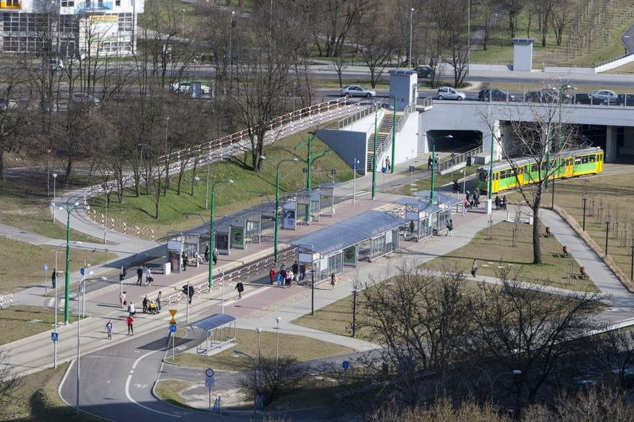 Widok na przystanek tramwajowy os. Lecha, dawna pętla tramwajowa os. Lecha, aktualnie przedłużona do nowej pętli tramwajowej Franowo. Ciąg Trasy Kórnickiej /Łukasz Ogrodowczyk /PAP