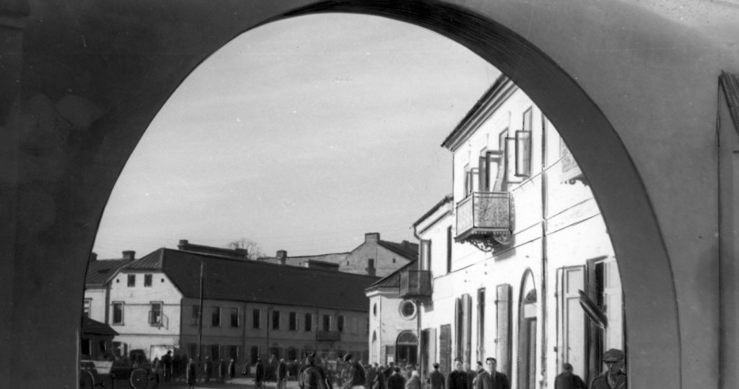 Widok na radomskie getto przez bramę wjazdową /Z archiwum Narodowego Archiwum Cyfrowego