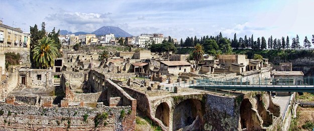 Widok na rzymskie Herculanum. W tle wulkan Wezuwiusz /foto. pixabay /