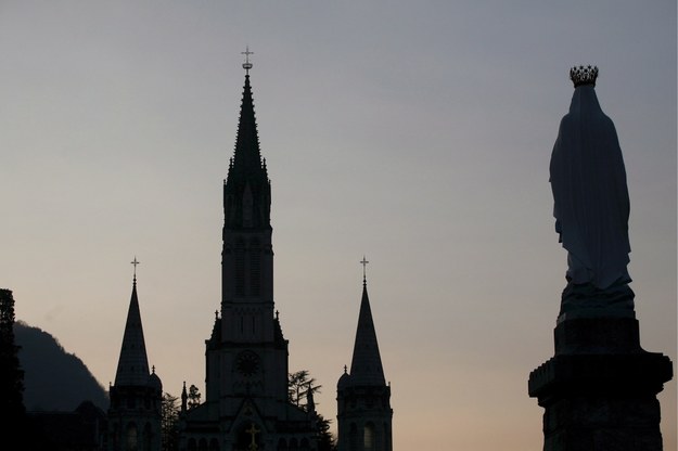 Widok na sanktuarium maryjne we francuskim Lourdes /MELANIE FREY    /PAP/EPA