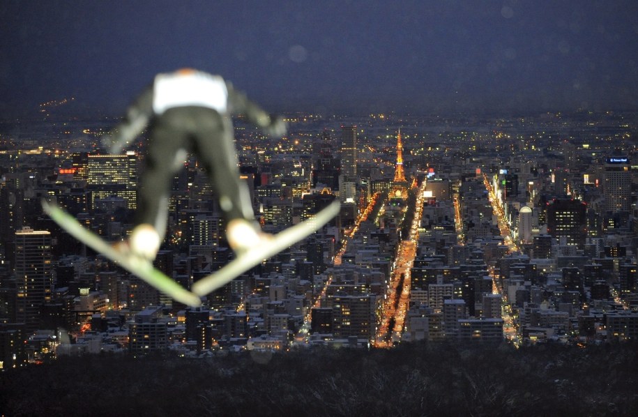 Widok na Sapporo z wysokości rozbiegu skoczni Okurayama //KIMIMASA MAYAMA /PAP/EPA