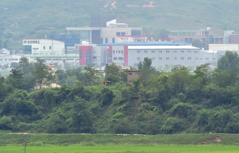 Widok na strefę przemysłową Kaesong z wioski Panmunjom /JUNG YEON-JE /AFP