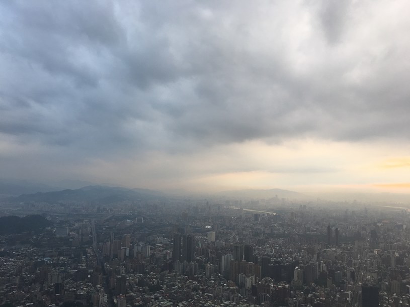 Widok na Tajpej ze szczytu Taipei 101 /INTERIA.PL