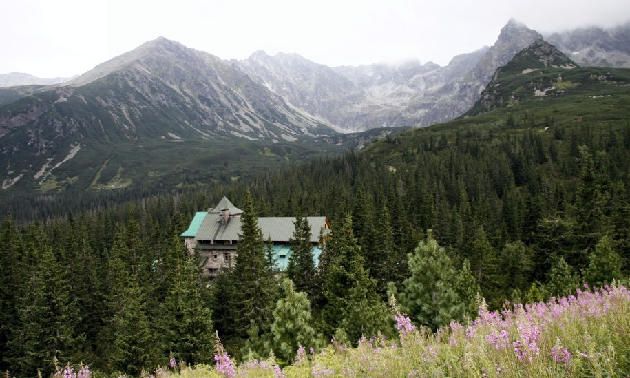 Widok na Tatry i schronisko Murowaniec w Dolinie Gąsienicowej /Lech Muszyński /PAP