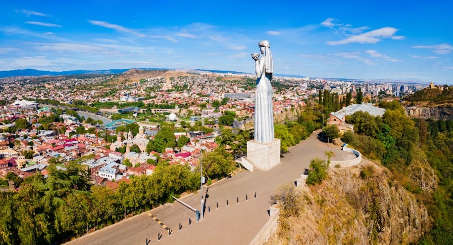 Widok na Tbilisi, stolicę Gruzji /Shutterstock