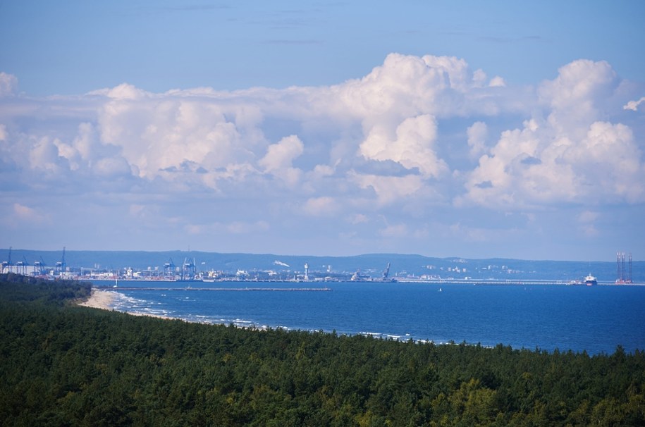 Widok na Trójmiasto z tarasu widokowego Zbiornika Wody Kazimierz na Wyspie Sobieszewskiej w Gdańsku. / 	Adam Warżawa    /PAP