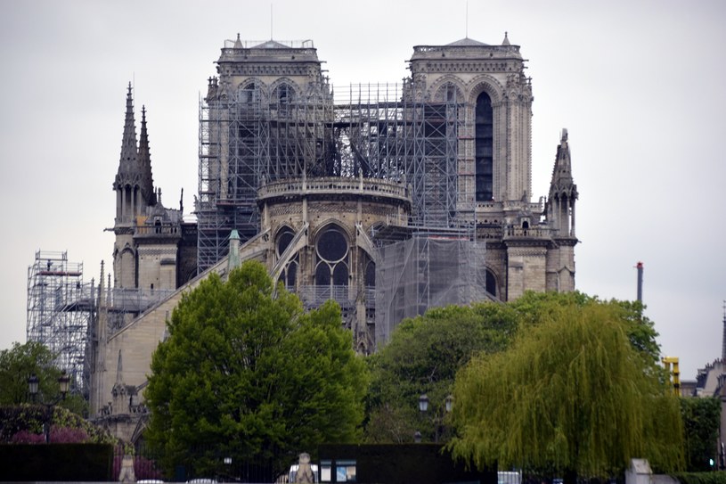 Widok na uszkodzoną katedrę Notre Dame /Ewelina  Karpińska-Morek /INTERIA.PL