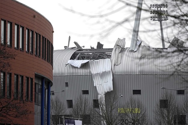 Widok na uszkodzony dach stadionu ADO Den Haag /PHIL NIJHUIS /PAP/EPA