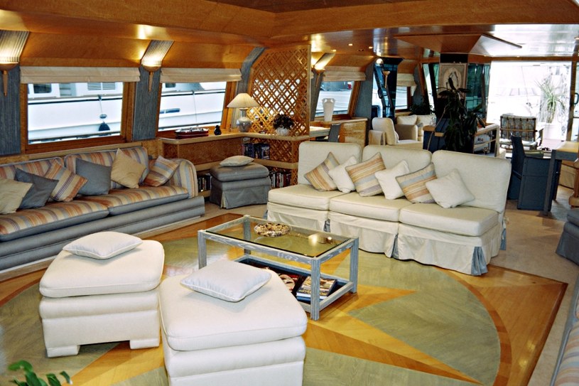 Widok na wnętrze houseboata - faktycznie można poczuć się w nim jak w apartamencie /AFP