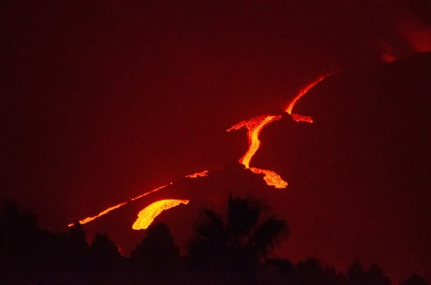 Widok na wulkan Cumbre Vieja widziany z wioski El Paso w La Palma, Wyspy Kanaryjskie, Hiszpania /MIGUEL CALERO /PAP/EPA