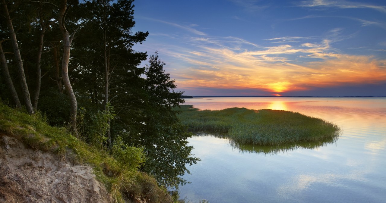 Widok na zachód słońca z półwyspu Szeroki Ostrów na jeziorze Śniardwy. /Jan Włodarczyk  /East News