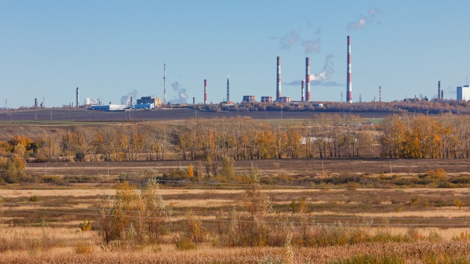 Widok na zakłady petrochemiczne w Niżniekamsku w Tatarstanie. /Shutterstock