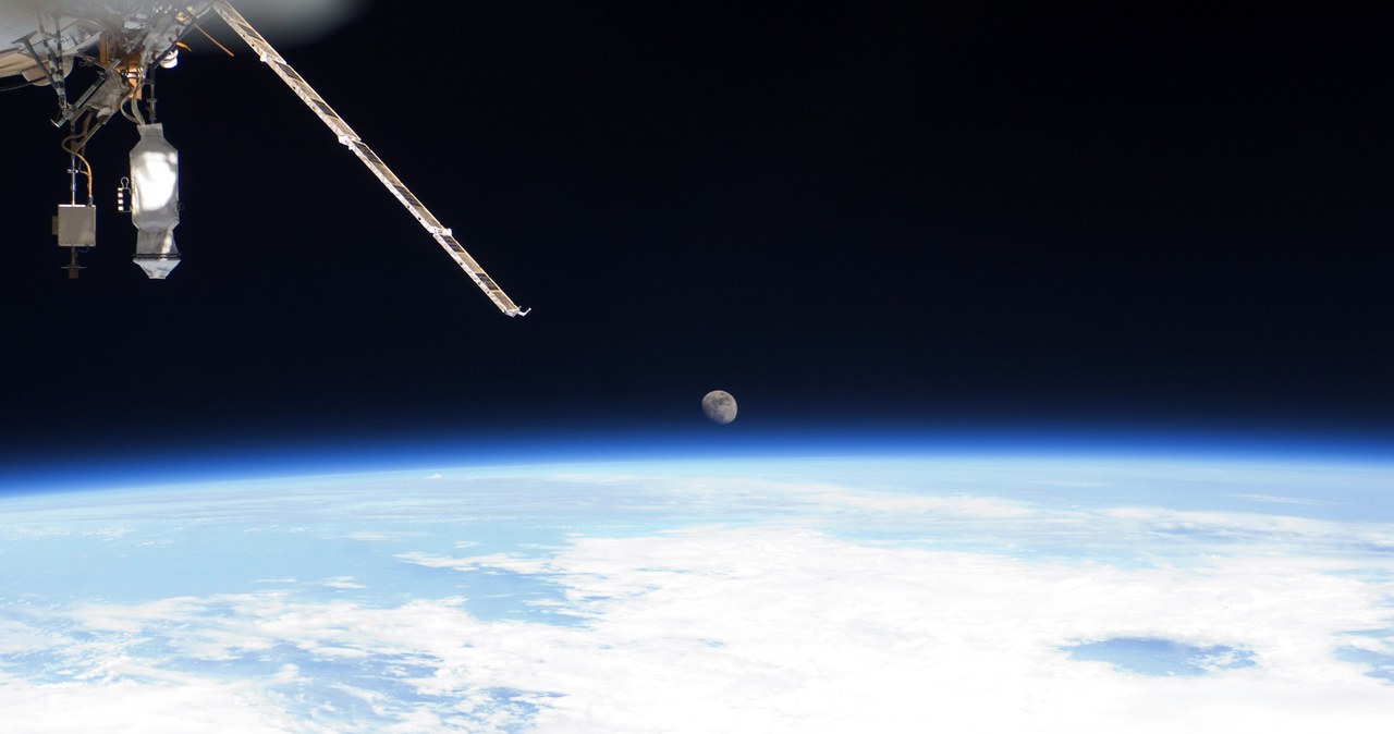 Widok na Ziemię i Księżyc z Międzynarodowej Stacji Kosmicznej /Getty Images/Flash Press Media