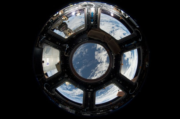 Widok na Ziemię przez okna kopuły ISS /NASA /materiały prasowe