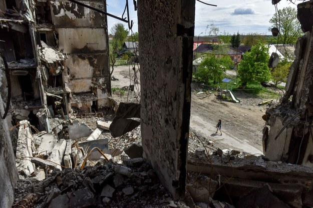 Widok od wewnątrz budynku mieszkalnego zniszczonego w wyniku nalotu, w Borodziance /OLEG PETRASYUK /PAP/EPA