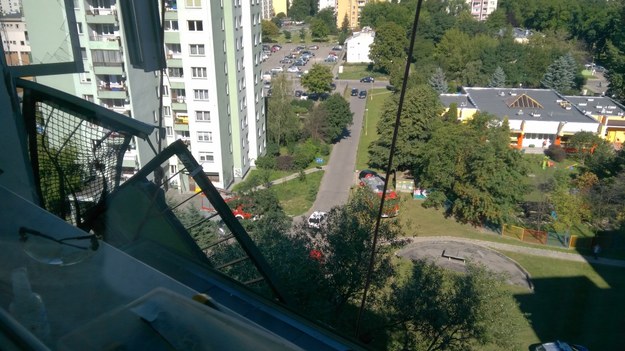 Widok oderwanej balustrady z wnętrza mieszkania /Przemysław Mzyk /RMF MAXX