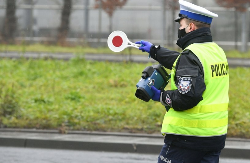 "Widok policjanta wywołuje przyśpieszone bicie serca" /Artur Barbarowski /East News