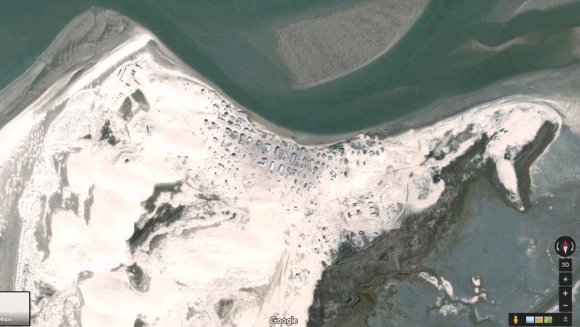 Widok satelitarny jest całkiem obiecujący. Biały piasek, spokojna osada nad morzem... /Google Maps /INTERIA.PL/materiały prasowe