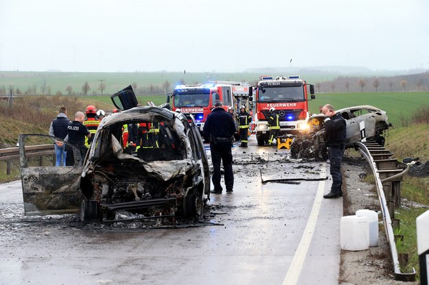 Widok spalonych samochodów w Bad Langensalza. W wypadku zginęło 7 osób, w tym 5 nastolatków /	Silvio Dietzel /PAP/DPA