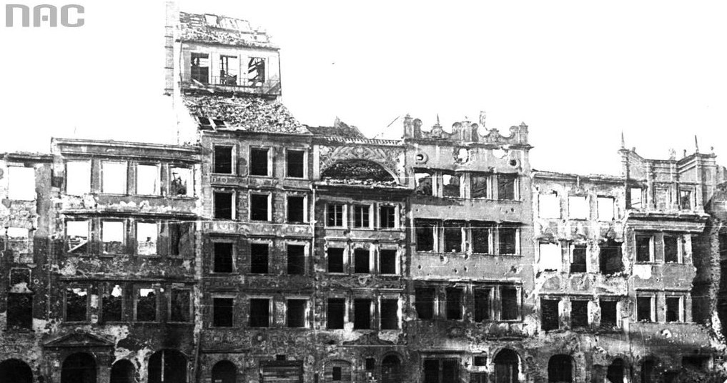 Widok ulic Warszawy w 1945 roku. Zrujnowane budynki na Rynku Starego Miasta. Widoczna Strona Dekerta /Z archiwum Narodowego Archiwum Cyfrowego