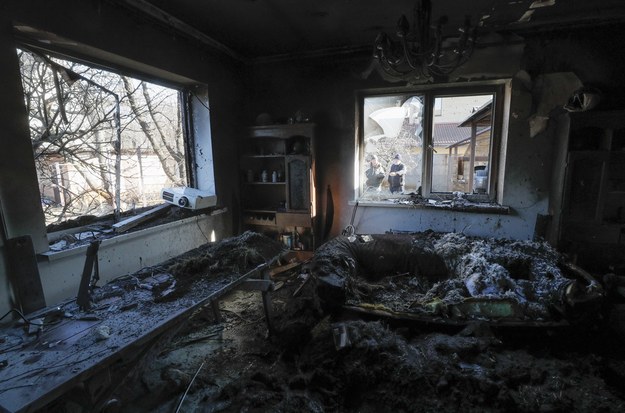 Widok wnętrza zniszczonego mieszkania po nocnym ostrzale na obrzeżach Kijowa /SERGEY DOLZHENKO /PAP/EPA