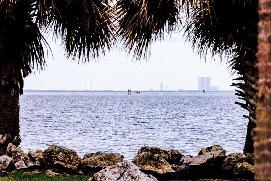 Widok z brzegu Indian River na Centrum Kosmiczne Kennedy'ego na przylądku Canaveral na Florydzie w USA /Leszek Szymański /PAP