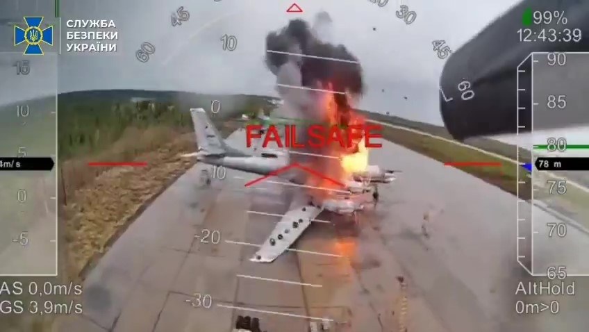 Widok z drona FPV na zniszczony rosyjski samolot podczas operacji specjalnej "Pajęczyna" (screen z nagrania udostępnionego przez SBU) /Służba Bezpieczeństwa Ukrainy (YouTube) /