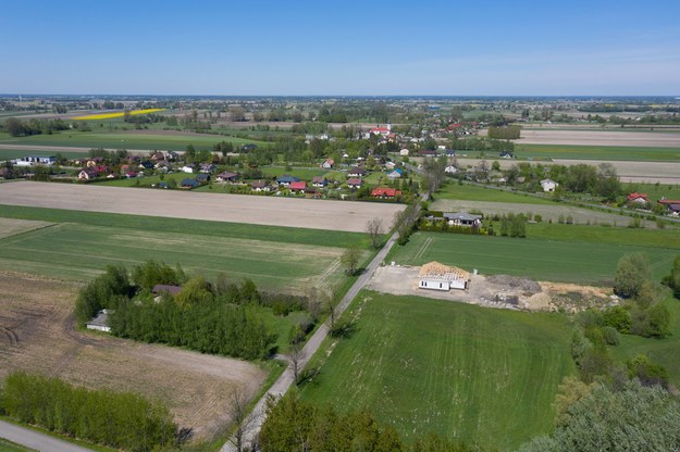 Widok z drona na Baranów, gdzie ma powstać Centralny Port Komunikacyjny. Zdjęcie z maja 2021 roku / 	Leszek Szymański    /PAP