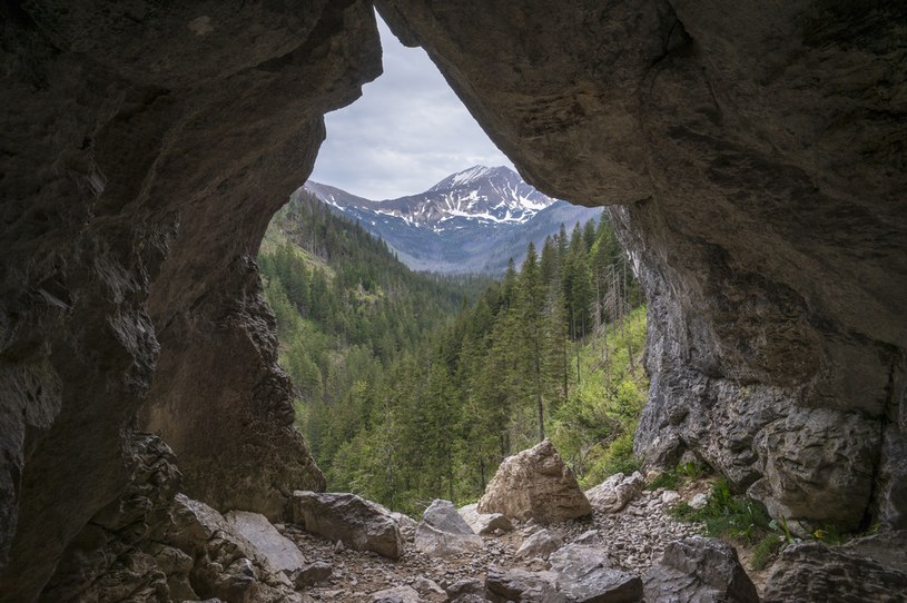 Widok z jaskini Mylnej w dolinie Kościeliskiej /123RF/PICSEL