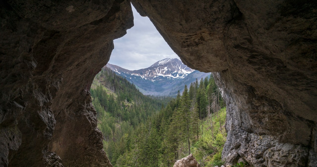 Widok z jaskini Mylnej w dolinie Kościeliskiej /123RF/PICSEL