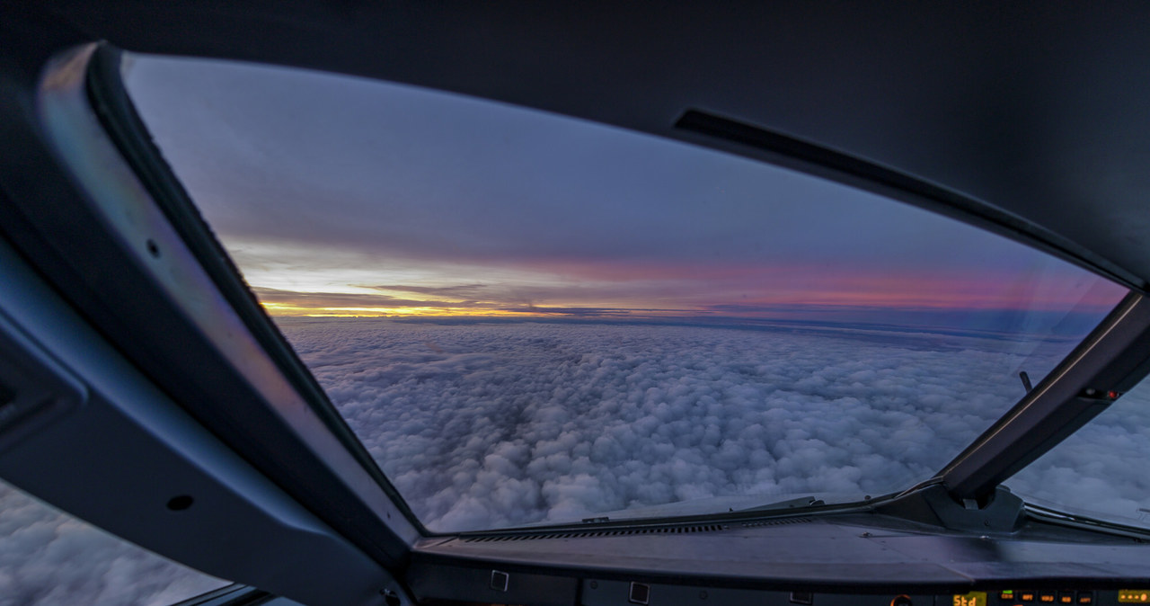 Widok z kabiny pilotów w samolocie Airbus A320 /Feiner, Denis/Travel Collection/East News /East News