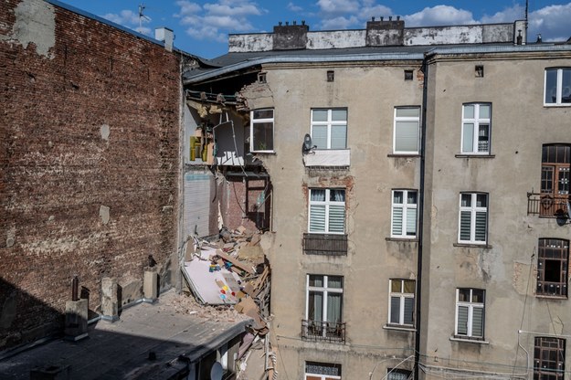 Widok z kamienicy przy ul. Więckowskiego na miejsce zawalenia ścian i stropów w oficynie kamienicy przy al. 1 Maja w Łodzi /Grzegorz Michałowski /PAP