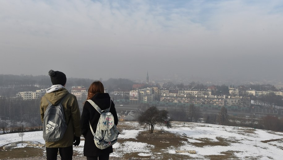 Widok z kopca Krakusa na unoszący się nad miastem smog /Jacek Bednarczyk /PAP