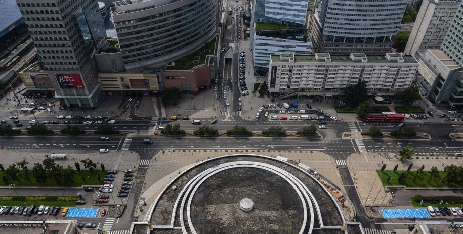 Widok z lotu ptaka na działki przy Pałacu Kultury i Nauki pod dawnymi adresami Chmielna 70 (po lewej) i Sienna 29 (zdjęcie zrobione 25 lipca 2017) /Jakub Kaminski /PAP