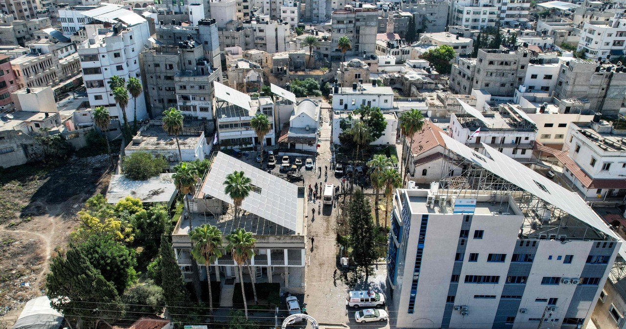 Widok z lotu ptaka na kompleks szpitalny w Gazie /SHADI AL-TABATIBI/AFP/East News /East News